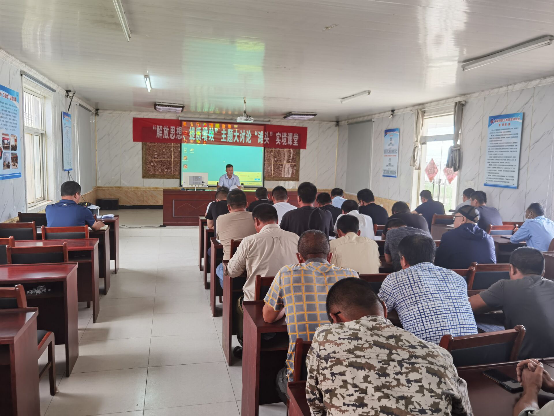 吳衛(wèi)平在生產(chǎn)灘頭課堂上課.jpg 吳衛(wèi)平在生產(chǎn)灘頭課堂上課.jpg